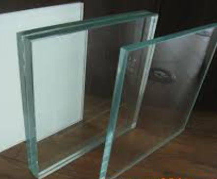 Vidro laminado: produto de vidro durável formado pela ligação de várias camadas com uma camada intermédia forte.