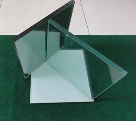 Vidro laminado: produto de vidro durável formado pela ligação de várias camadas com uma camada intermédia forte.