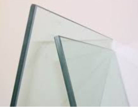 Vidro laminado: produto de vidro durável formado pela ligação de várias camadas com uma camada intermédia forte.