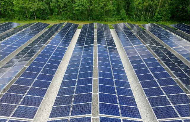 Decoração de edifícios Painéis fotovoltaicos de vidro com baixo teor de ferro Neblina ≤1,5% Estabilidade térmica ≥ Grau 4