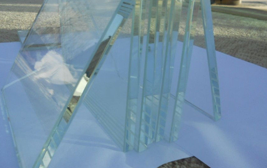 Vidro flutuante ultra-límpido para edifícios, resistência ao calor ≤ 0,3 mm/m°C e projeto irregular