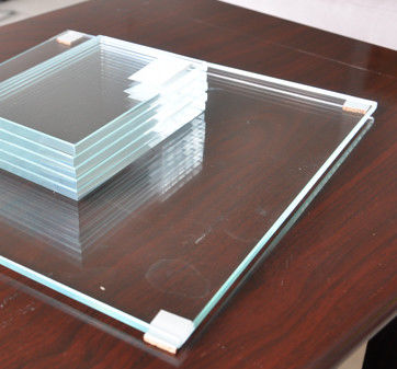Vidro flutuante ultra-límpido para edifícios, resistência ao calor ≤ 0,3 mm/m°C e projeto irregular