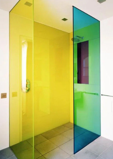 Construção de vidro temperado colorido com azul marrom verde rosa etc.