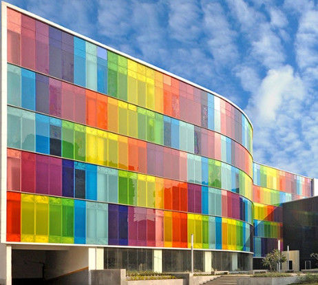 Construção de vidro temperado colorido com azul marrom verde rosa etc.